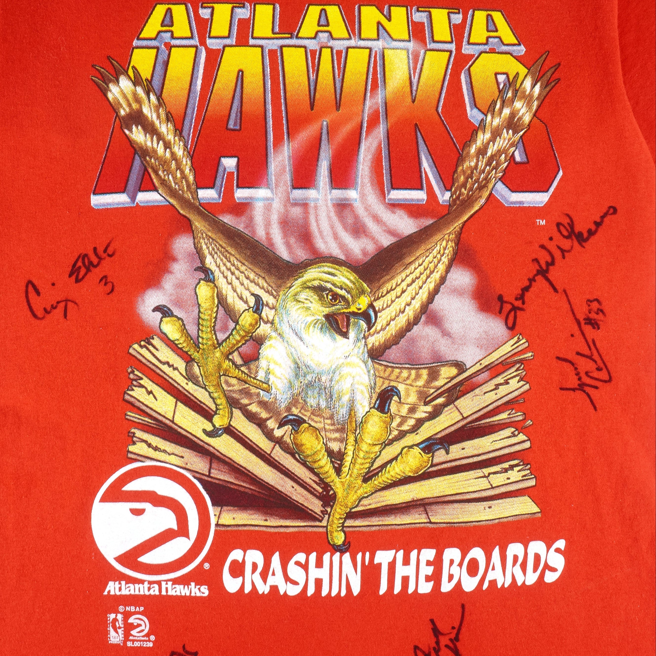 NBA (Salem) - Atlanta Hawks Crashing The Boards Autographed T-Shirt 1990s Medium Youth - Image 3